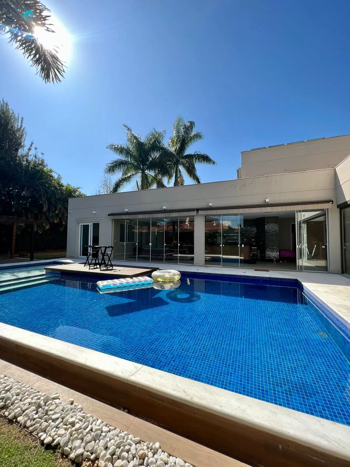 Mansão de Esquina com 4 suítes, escritório e piscina, 542m² entre Araçoiaba da Serra/SP e Sorocaba/SP no Condomínio Lago Azul