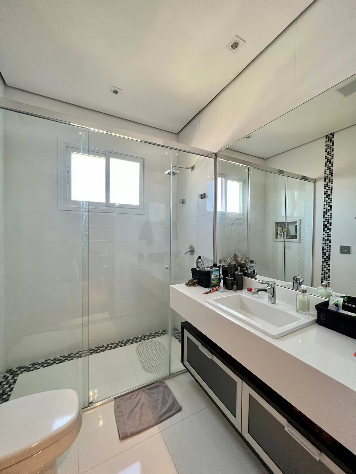 Mansão de Esquina com 4 suítes, escritório e piscina, 542m² entre Araçoiaba da Serra/SP e Sorocaba/SP no Condomínio Lago Azul