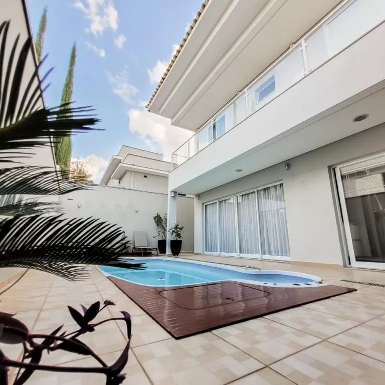 Sobrado à Venda Próximo à Prefeitura de Sorocaba no Alto da Boa Vista com 3 suítes e piscina, 278m² em Sorocaba/SP no Condomínio Colinas do Sol