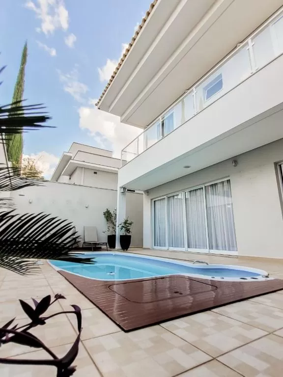Sobrado à Venda Próximo à Prefeitura de Sorocaba no Alto da Boa Vista com 3 suítes e piscina, 278m² em Sorocaba/SP no Condomínio Colinas do Sol