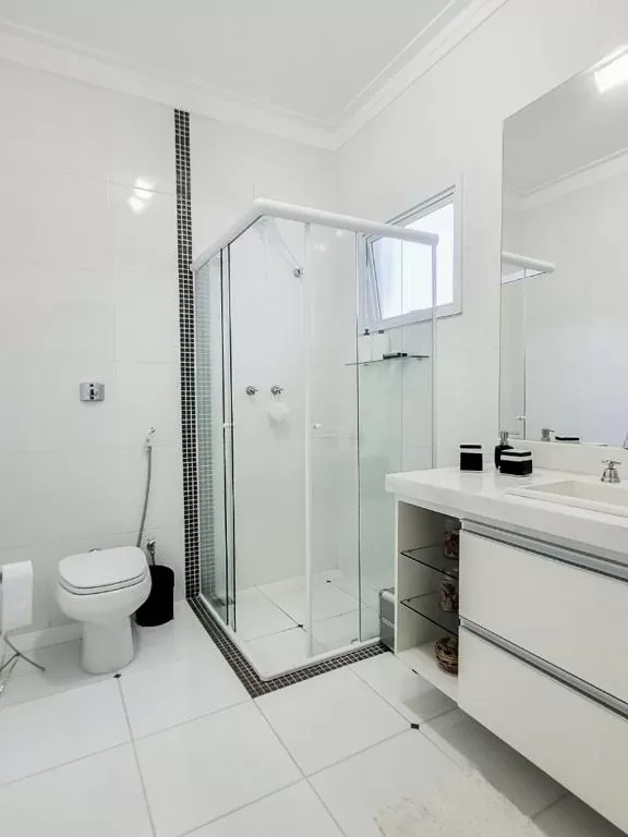 Sobrado à Venda Próximo à Prefeitura de Sorocaba no Alto da Boa Vista com 3 suítes e piscina, 278m² em Sorocaba/SP no Condomínio Colinas do Sol