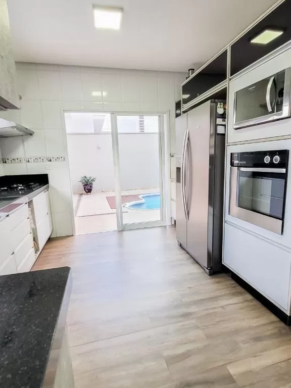 Sobrado à Venda Próximo à Prefeitura de Sorocaba no Alto da Boa Vista com 3 suítes e piscina, 278m² em Sorocaba/SP no Condomínio Colinas do Sol