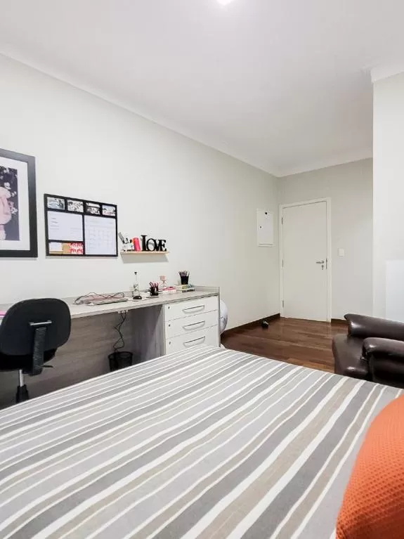 Sobrado à Venda Próximo à Prefeitura de Sorocaba no Alto da Boa Vista com 3 suítes e piscina, 278m² em Sorocaba/SP no Condomínio Colinas do Sol