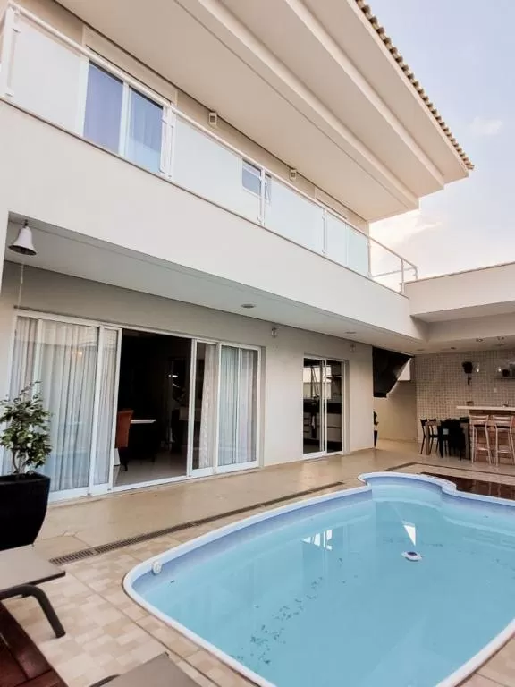 Sobrado à Venda Próximo à Prefeitura de Sorocaba no Alto da Boa Vista com 3 suítes e piscina, 278m² em Sorocaba/SP no Condomínio Colinas do Sol
