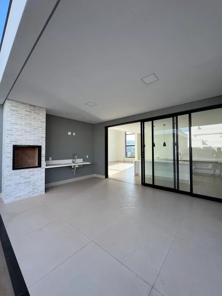 Casa Térrea à Venda com 3 suítes e piscina, 217m² em Votorantim/SP no Condomínio Alphaville Nova Esplanada