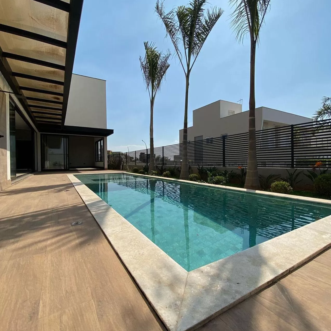 Sobrado à Venda com 4 suítes, home office e piscina, 380m² em Votorantim/SP no Condomínio Alphaville Nova Esplanada