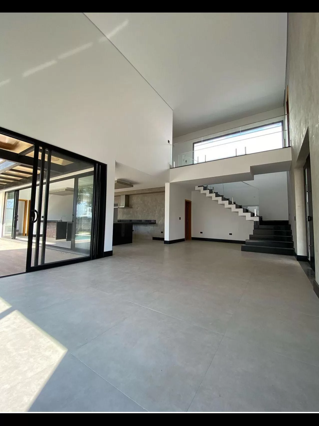 Sobrado à Venda com 4 suítes, home office e piscina, 380m² em Votorantim/SP no Condomínio Alphaville Nova Esplanada