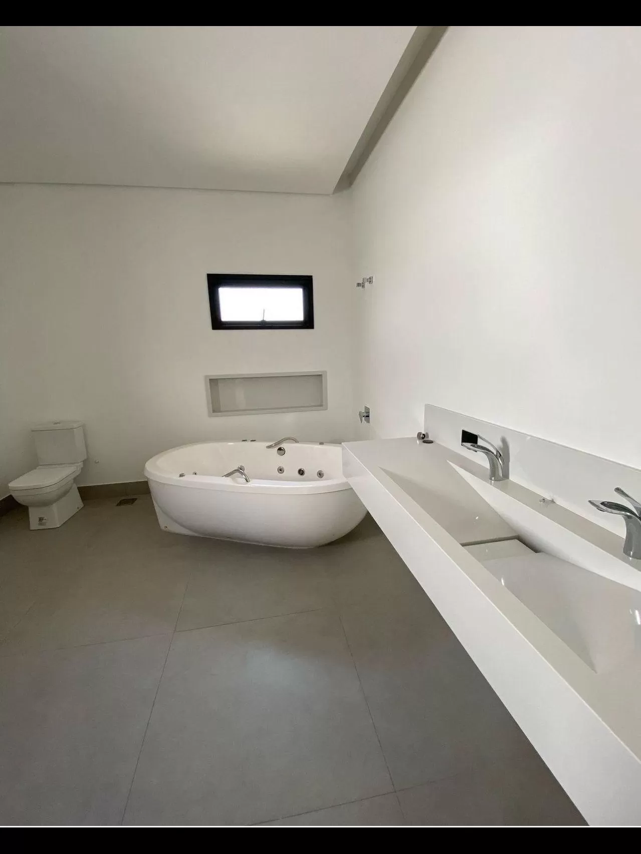 Sobrado à Venda com 4 suítes, home office e piscina, 380m² em Votorantim/SP no Condomínio Alphaville Nova Esplanada