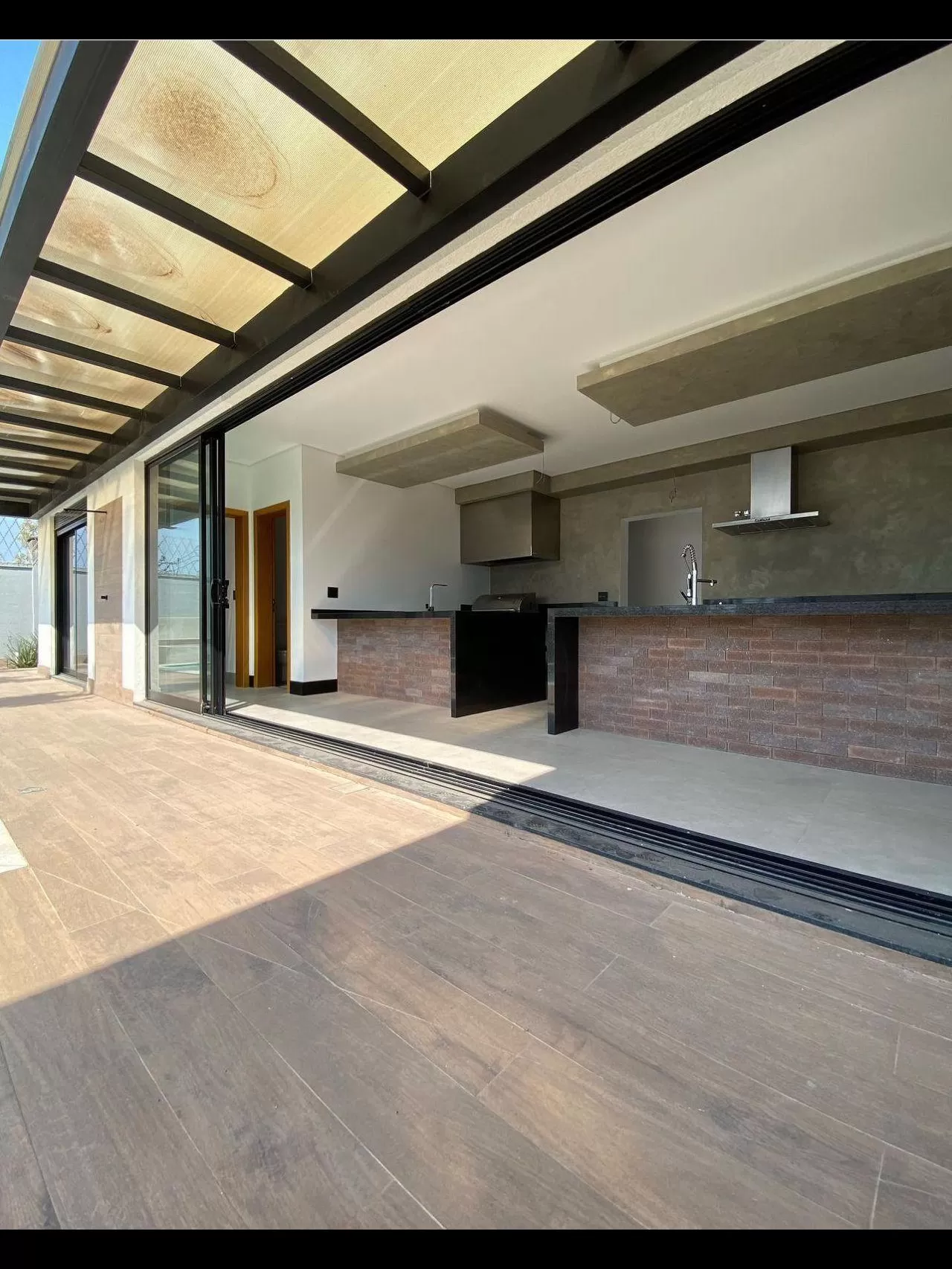 Sobrado à Venda com 4 suítes, home office e piscina, 380m² em Votorantim/SP no Condomínio Alphaville Nova Esplanada