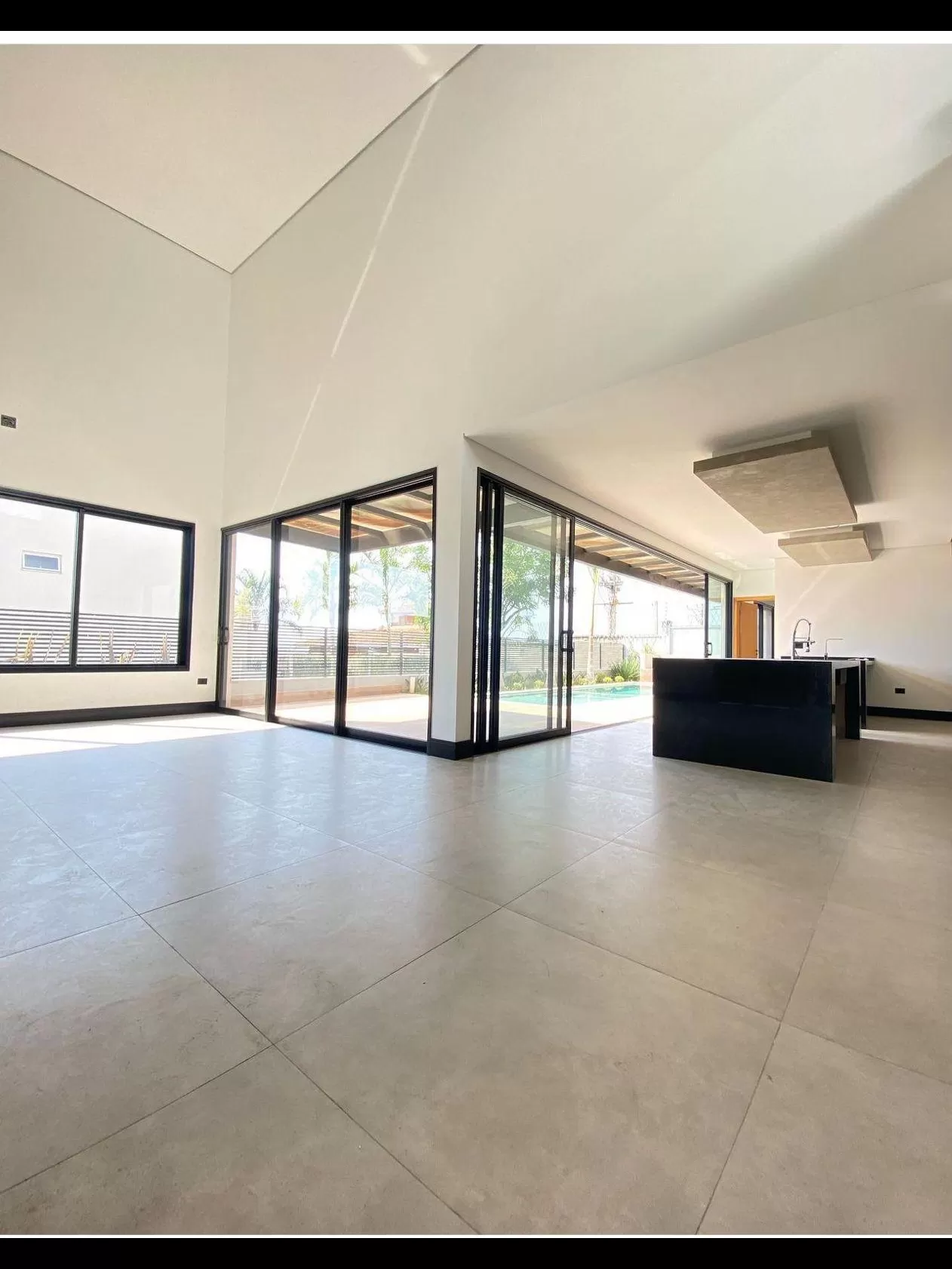 Sobrado à Venda com 4 suítes, home office e piscina, 380m² em Votorantim/SP no Condomínio Alphaville Nova Esplanada