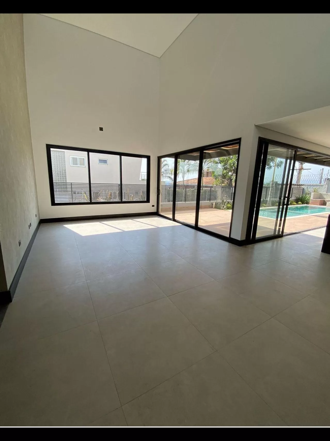 Sobrado à Venda com 4 suítes, home office e piscina, 380m² em Votorantim/SP no Condomínio Alphaville Nova Esplanada