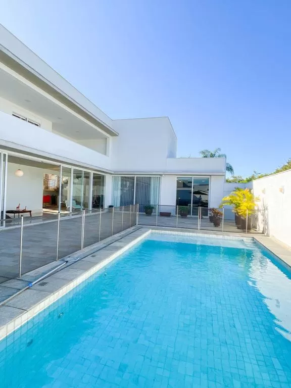 Mansão à Venda com 4 suítes, piscina, home theater e home-office, 748m² em Votorantim/SP no Condomínio Alphaville Nova Esplanada