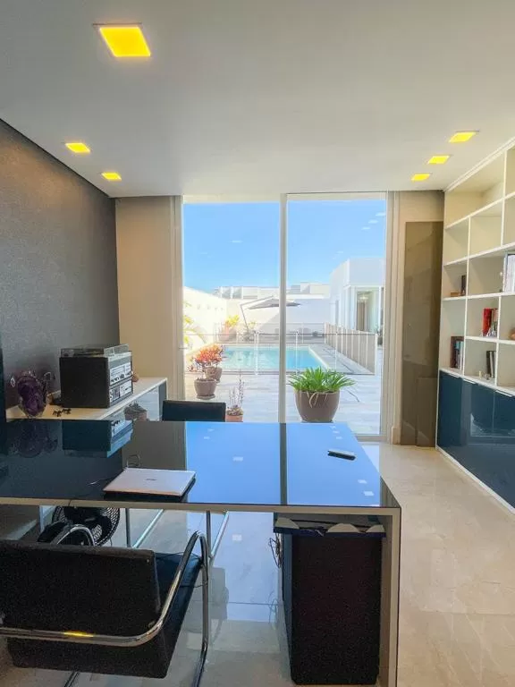 Mansão à Venda com 4 suítes, piscina, home theater e home-office, 748m² em Votorantim/SP no Condomínio Alphaville Nova Esplanada