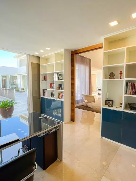 Mansão à Venda com 4 suítes, piscina, home theater e home-office, 748m² em Votorantim/SP no Condomínio Alphaville Nova Esplanada