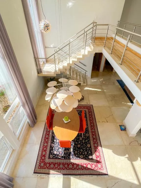Mansão à Venda com 4 suítes, piscina, home theater e home-office, 748m² em Votorantim/SP no Condomínio Alphaville Nova Esplanada