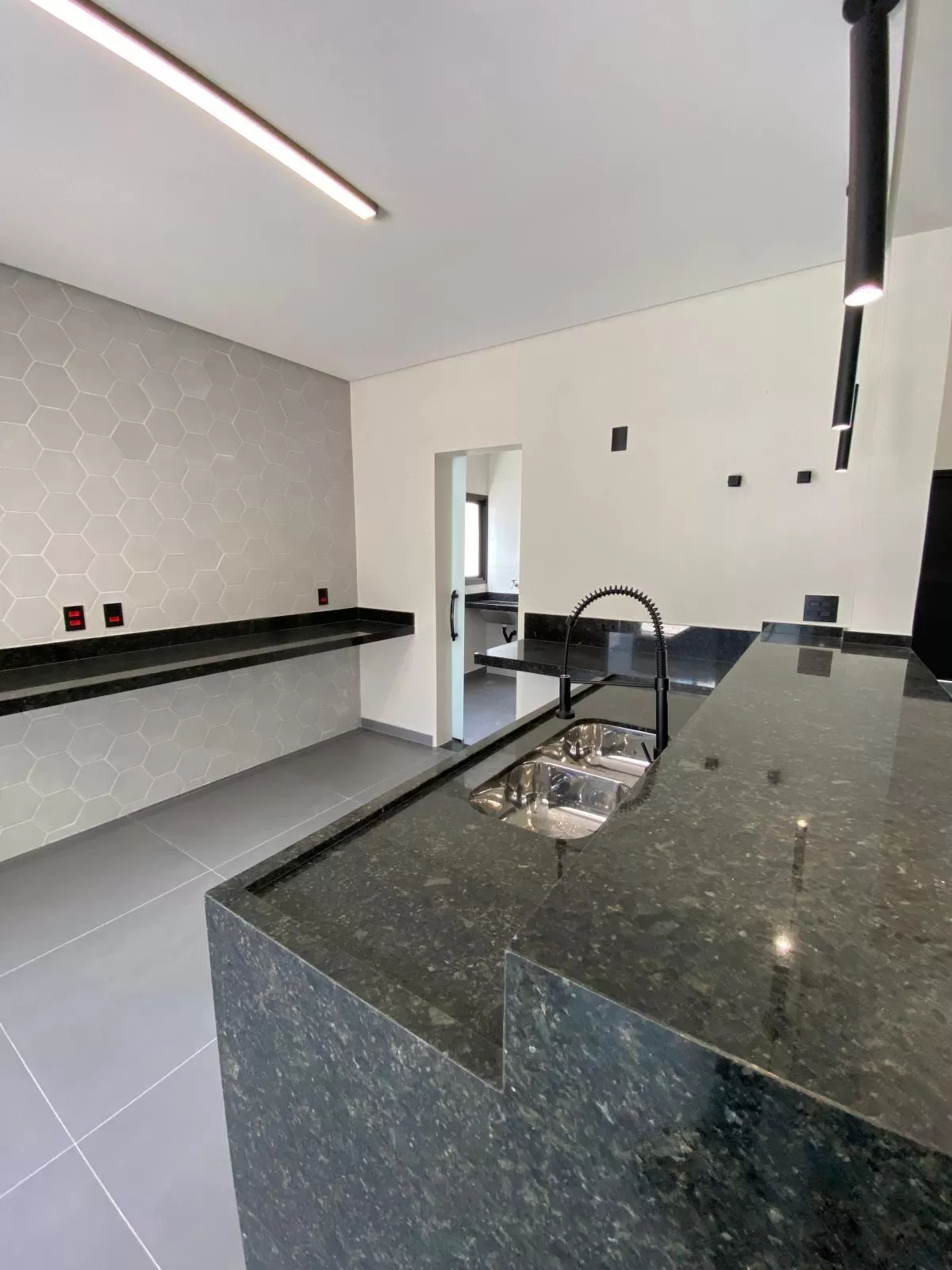 Casa Térrea à Venda com 3 suítes, escritório e piscina em Sorocaba/SP no Condomínio Le France