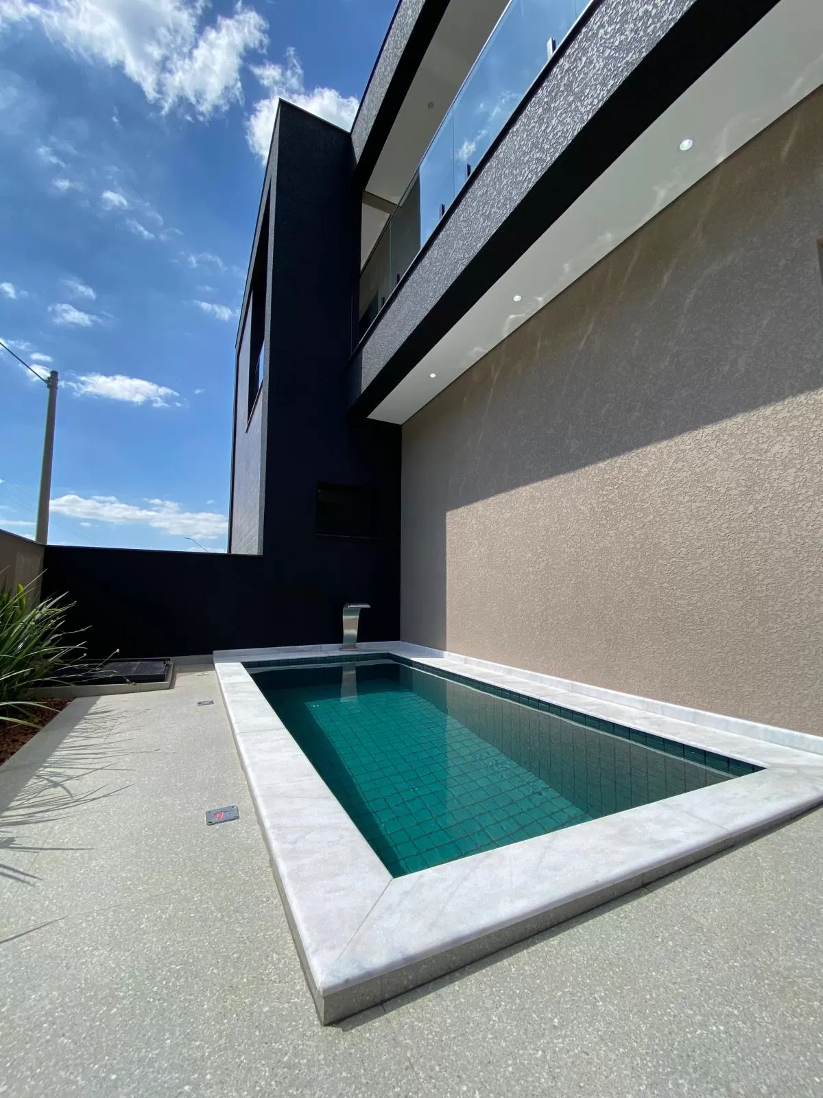 Sobrado de Esquina com Vista para Mata à Venda com 3 suítes, escritório e piscina, 225m² em Sorocaba/SP no Condomínio Sunlake