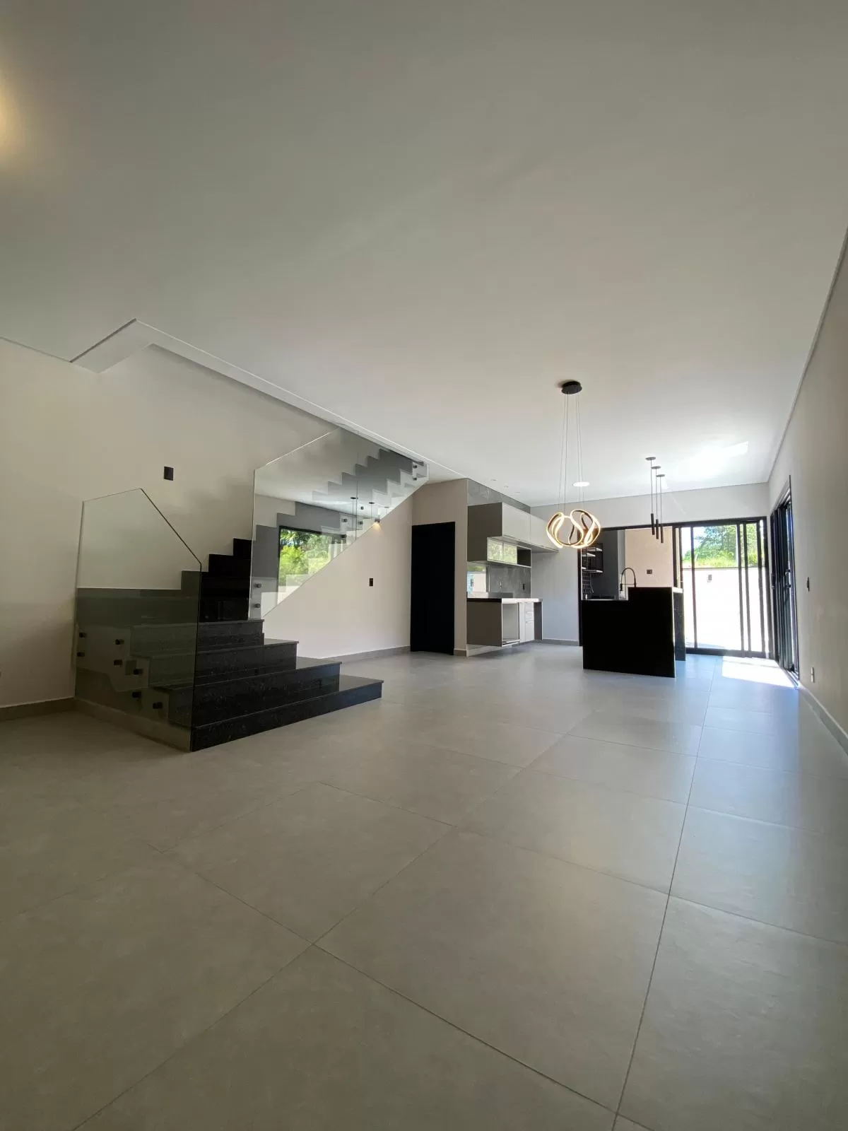 Sobrado de Esquina com Vista para Mata à Venda com 3 suítes, escritório e piscina, 225m² em Sorocaba/SP no Condomínio Sunlake