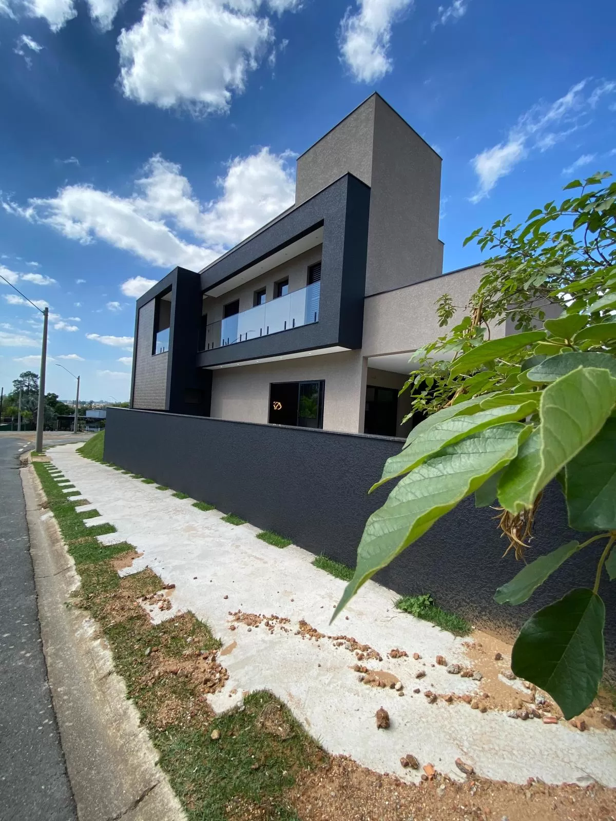 Sobrado de Esquina com Vista para Mata à Venda com 3 suítes, escritório e piscina, 225m² em Sorocaba/SP no Condomínio Sunlake