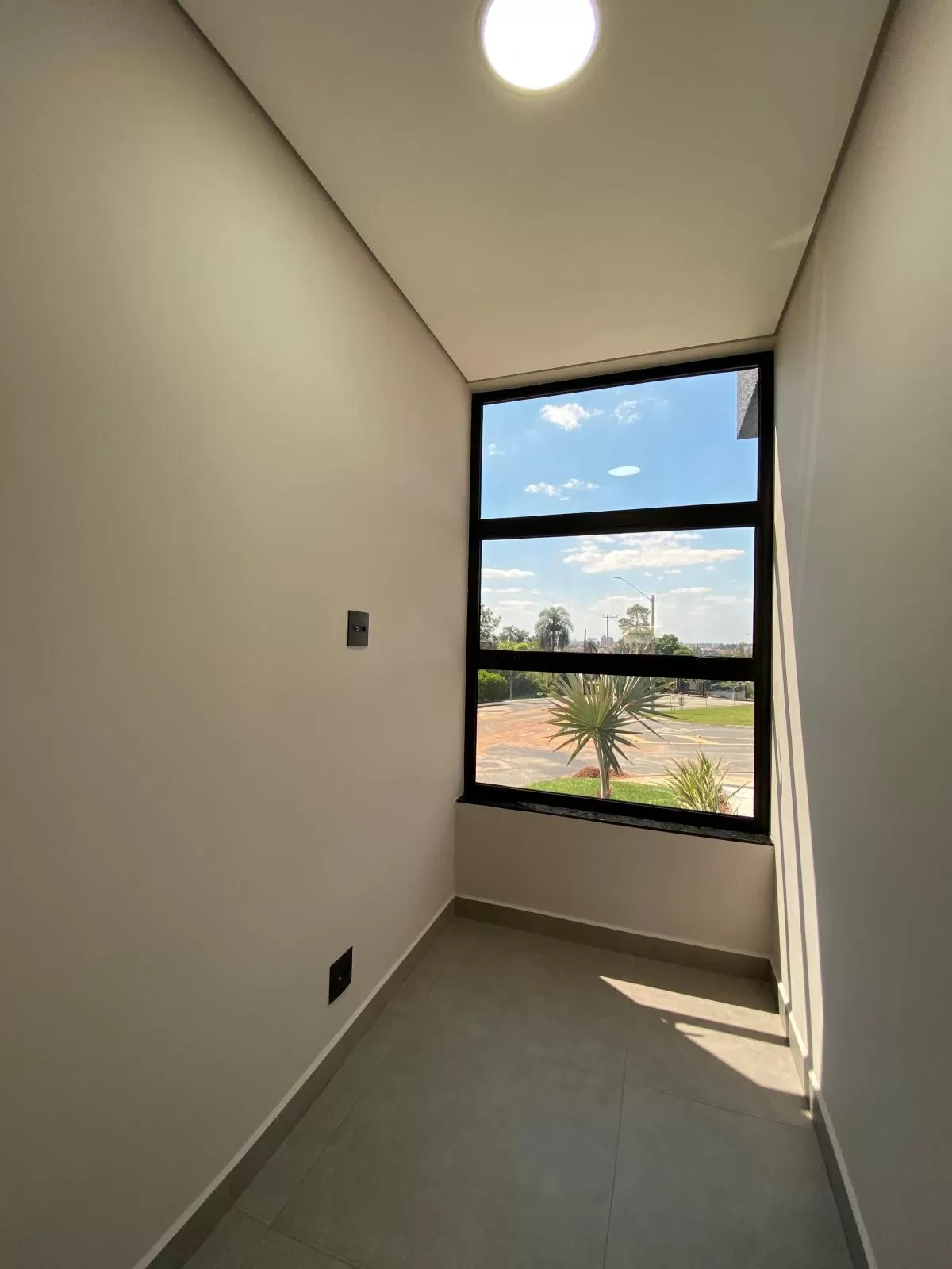 Sobrado de Esquina com Vista para Mata à Venda com 3 suítes, escritório e piscina, 225m² em Sorocaba/SP no Condomínio Sunlake