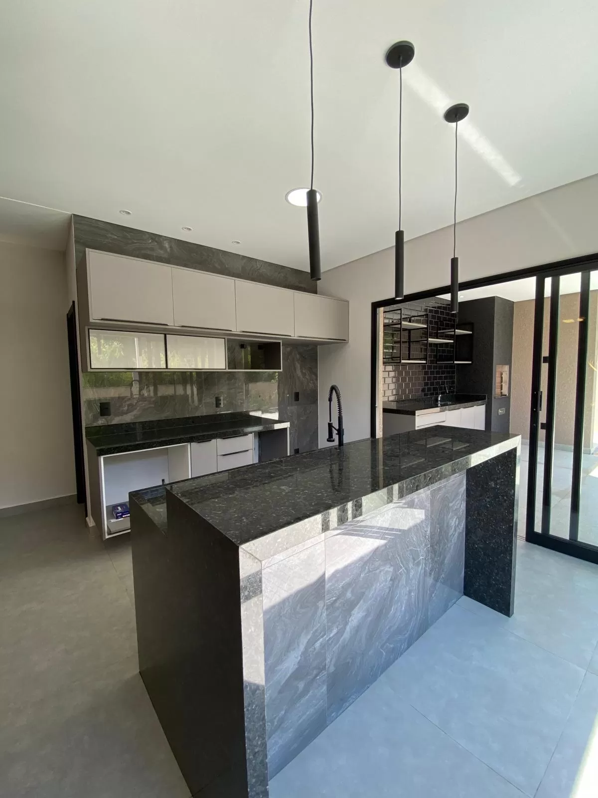 Sobrado de Esquina com Vista para Mata à Venda com 3 suítes, escritório e piscina, 225m² em Sorocaba/SP no Condomínio Sunlake