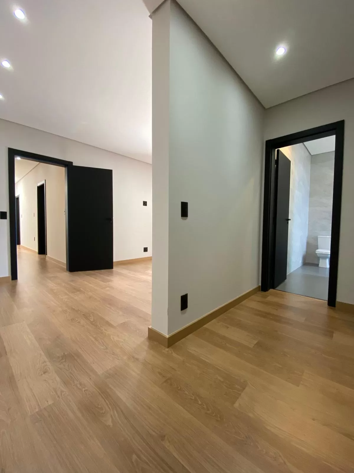 Sobrado de Esquina com Vista para Mata à Venda com 3 suítes, escritório e piscina, 225m² em Sorocaba/SP no Condomínio Sunlake