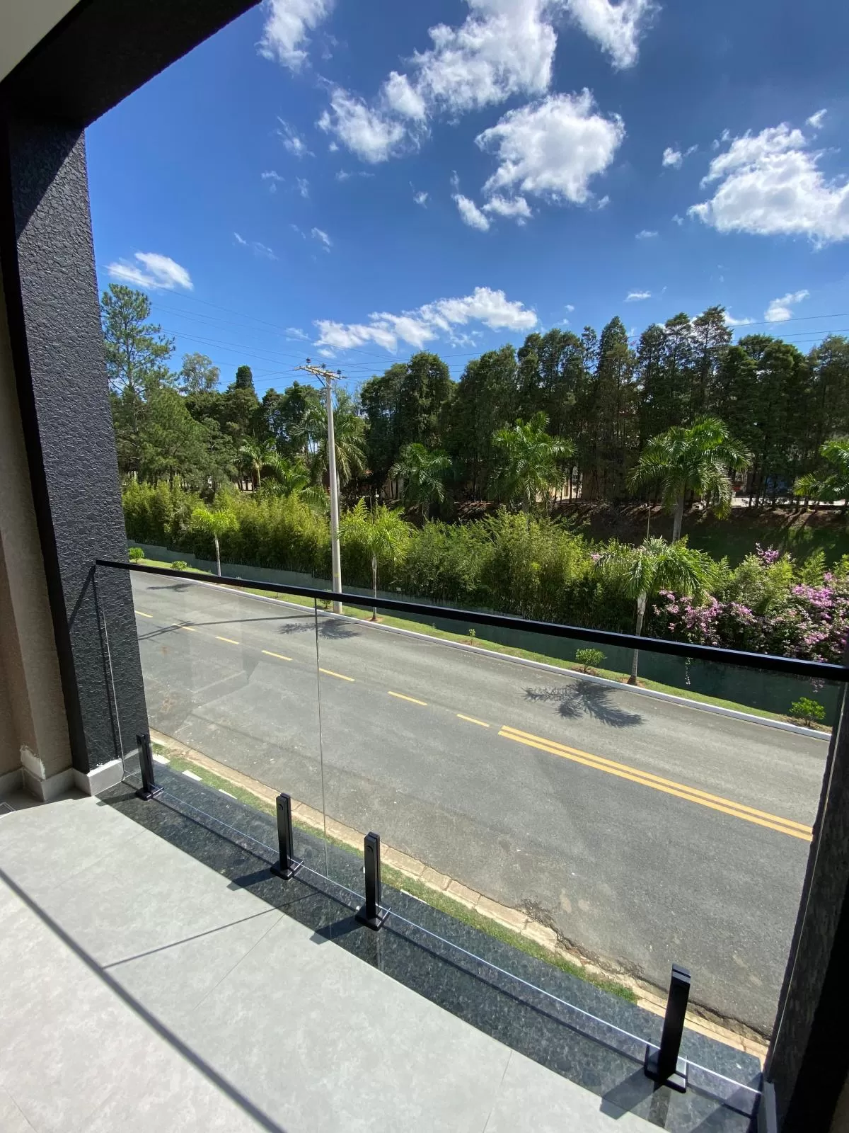 Sobrado de Esquina com Vista para Mata à Venda com 3 suítes, escritório e piscina, 225m² em Sorocaba/SP no Condomínio Sunlake
