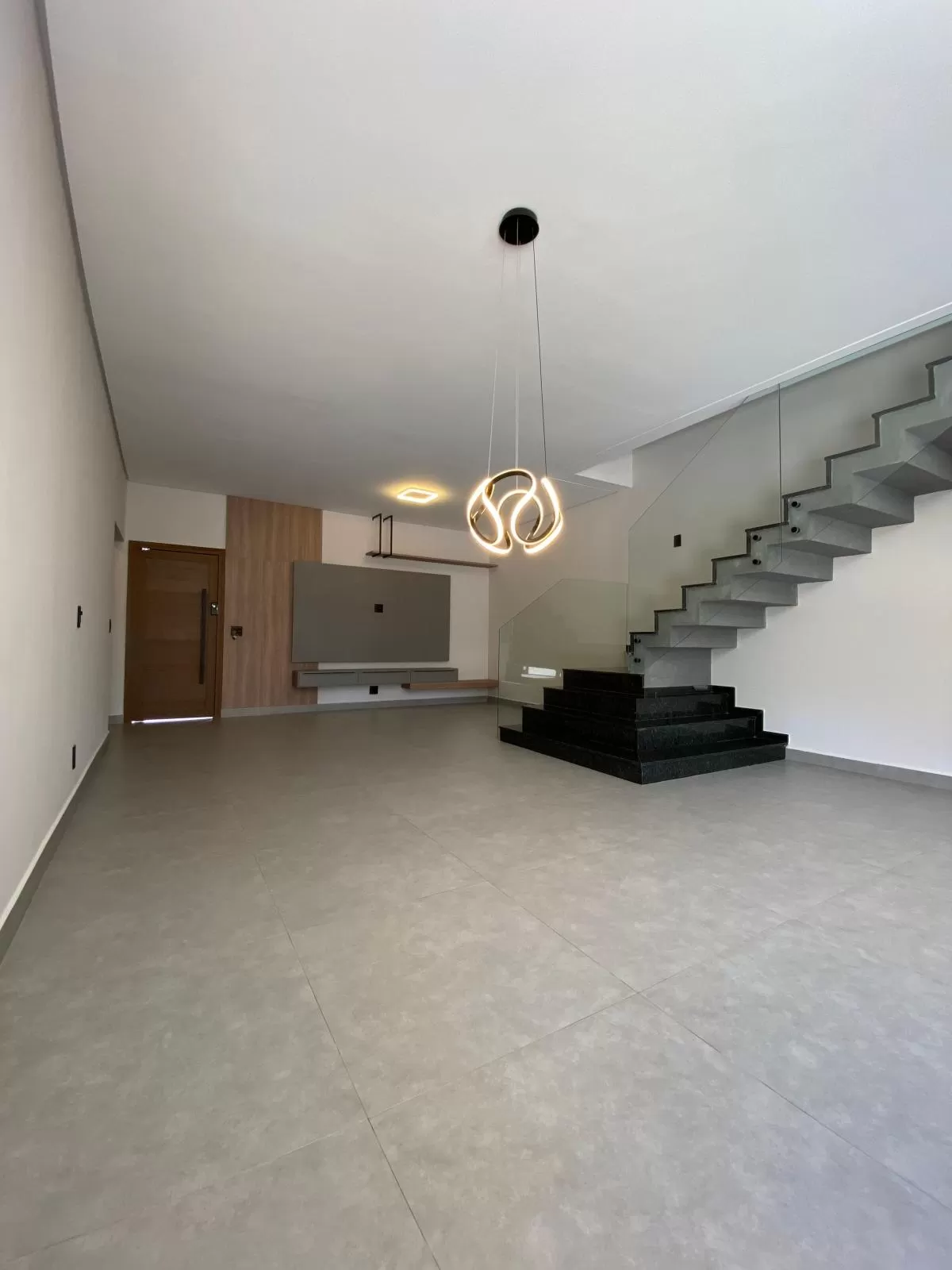 Sobrado de Esquina com Vista para Mata à Venda com 3 suítes, escritório e piscina, 225m² em Sorocaba/SP no Condomínio Sunlake