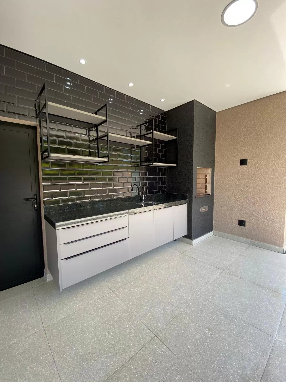 Sobrado de Esquina com Vista para Mata à Venda com 3 suítes, escritório e piscina, 225m² em Sorocaba/SP no Condomínio Sunlake