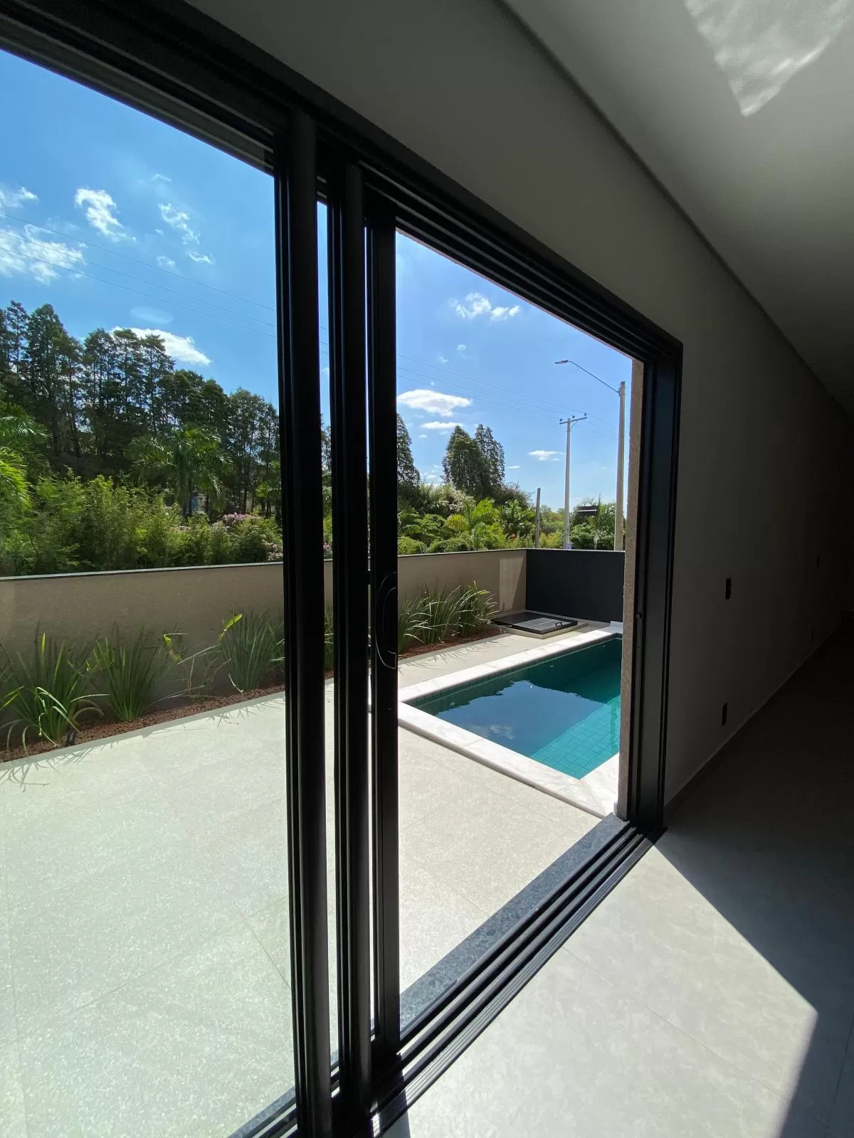 Sobrado de Esquina com Vista para Mata à Venda com 3 suítes, escritório e piscina, 225m² em Sorocaba/SP no Condomínio Sunlake