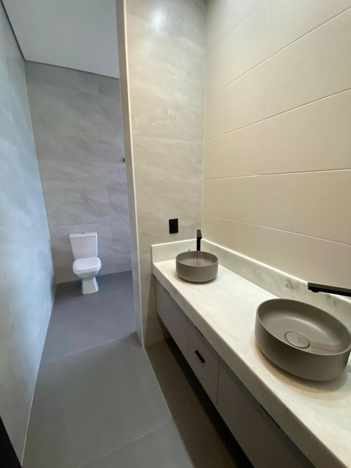 Sobrado de Esquina com Vista para Mata à Venda com 3 suítes, escritório e piscina, 225m² em Sorocaba/SP no Condomínio Sunlake