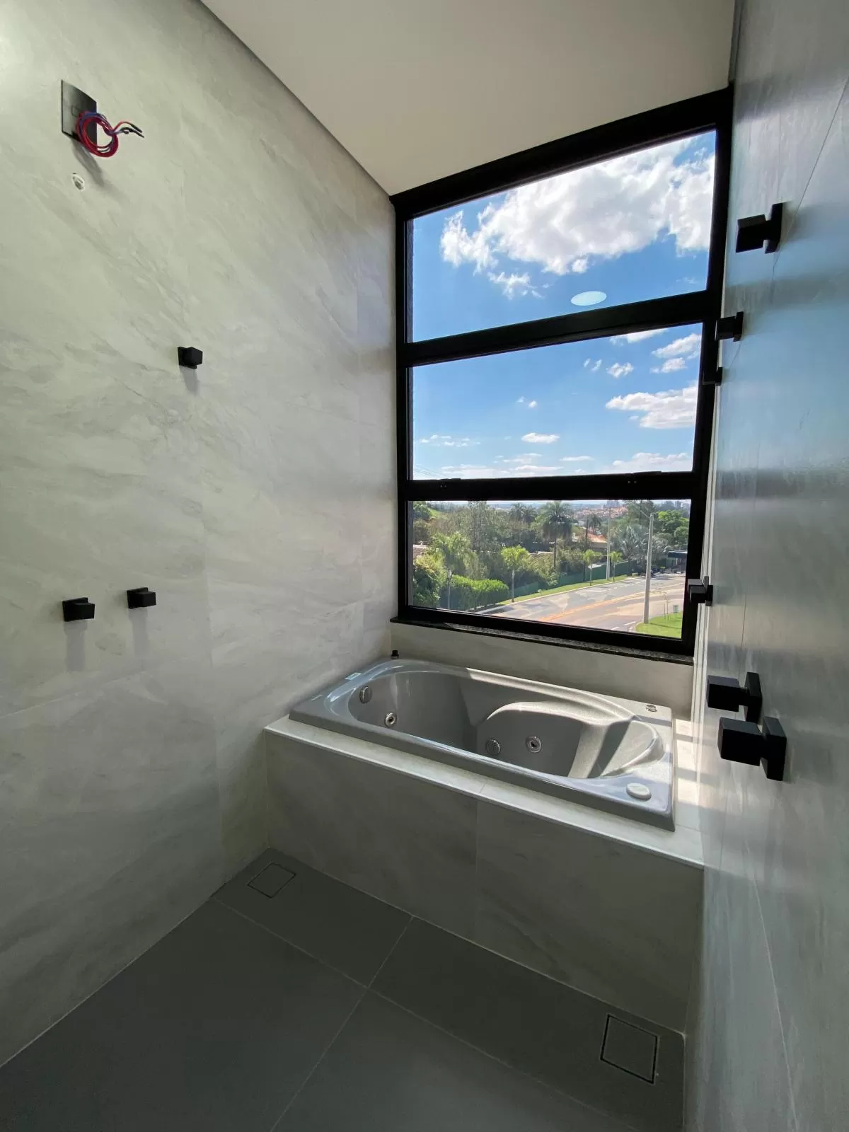 Sobrado de Esquina com Vista para Mata à Venda com 3 suítes, escritório e piscina, 225m² em Sorocaba/SP no Condomínio Sunlake
