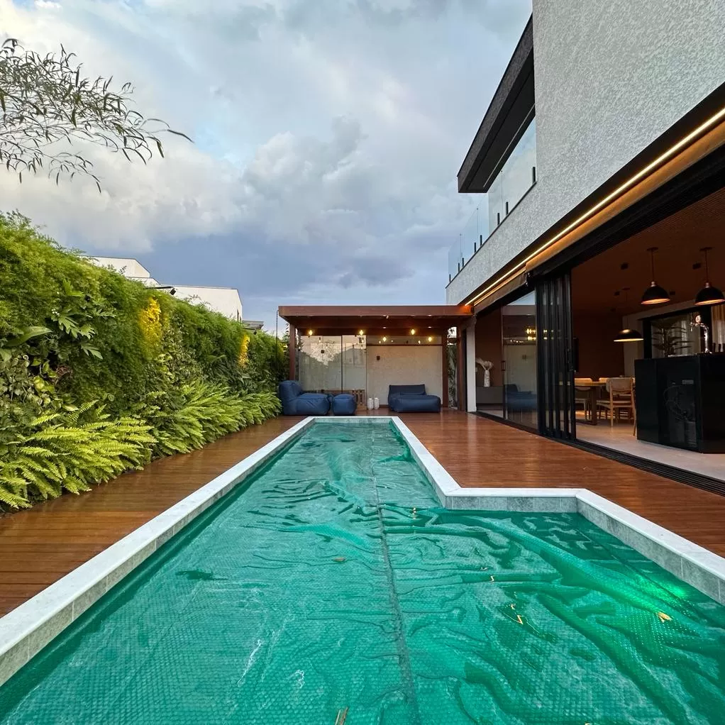 Sobrado à Venda na Modalidade de Porteira Fechada com 3 suítes e piscina, 425m² em Votorantim/SP no Condomínio Alphaville Nova Esplanada