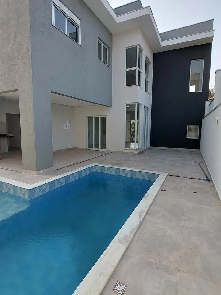 Sobrado à Venda com 3 suítes sendo 2 com closet e piscina, 226m² em Votorantim/SP no Condomínio Belvedere