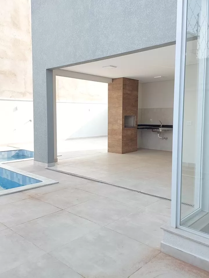 Sobrado à Venda com 3 suítes sendo 2 com closet e piscina, 226m² em Votorantim/SP no Condomínio Belvedere