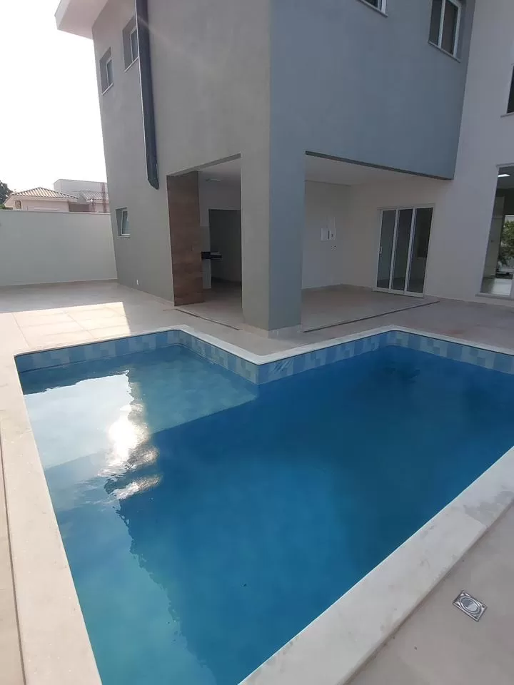 Sobrado à Venda com 3 suítes sendo 2 com closet e piscina, 226m² em Votorantim/SP no Condomínio Belvedere