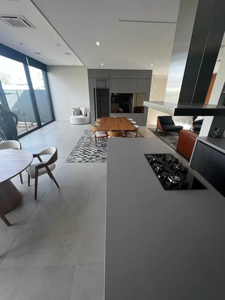 Casa à Venda com 3 suítes, escritório, sala de cinema, piscina e adega, 470m² em Votorantim/SP no Condomínio Alphaville Nova Esplanada