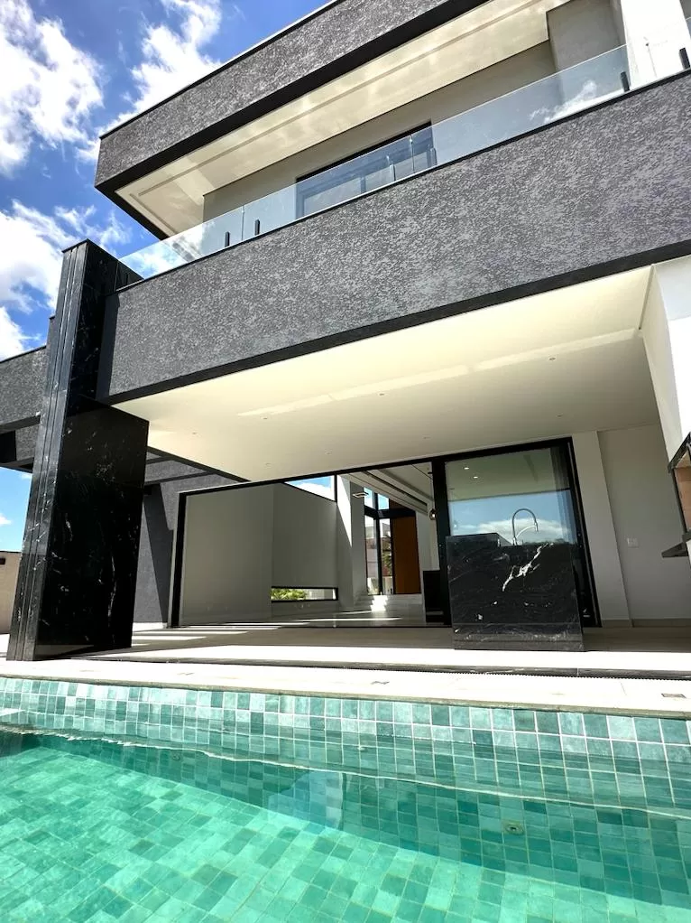 Casa à Venda com 4 suítes e escritório, 357m² em Votorantim/SP no Condomínio Alphaville Nova Esplanada