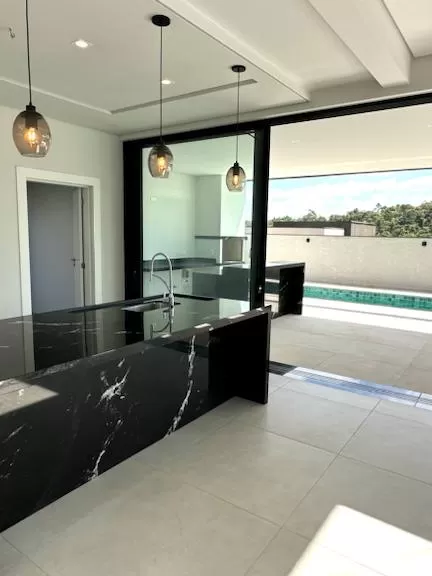 Casa à Venda com 4 suítes e escritório, 357m² em Votorantim/SP no Condomínio Alphaville Nova Esplanada