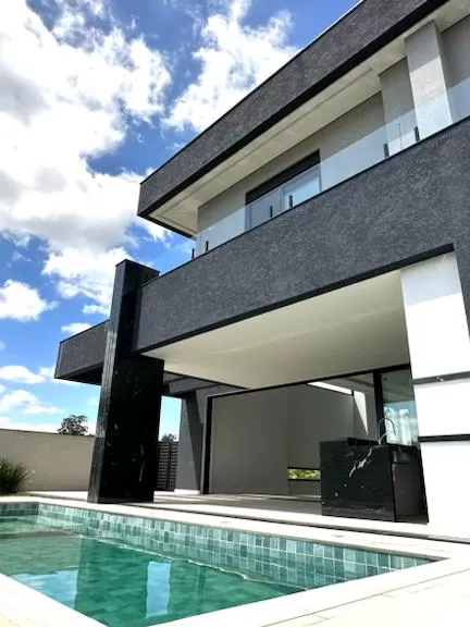 Casa à Venda com 4 suítes e escritório, 357m² em Votorantim/SP no Condomínio Alphaville Nova Esplanada