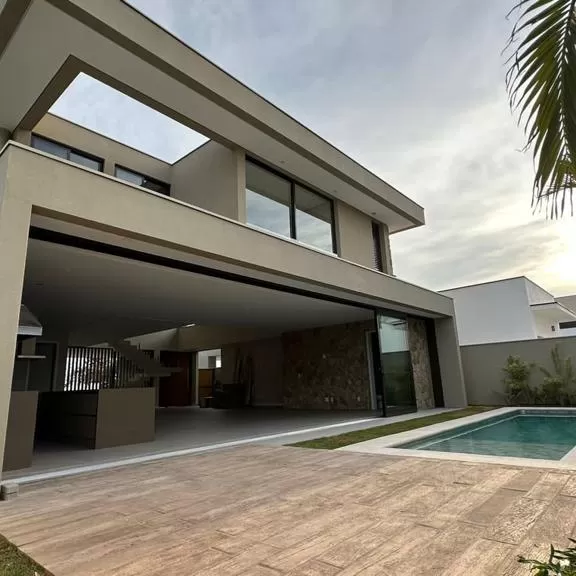 Sobrado à Venda com 4 suítes sendo 1 master e piscina, 421m² em Votorantim/SP no Condomínio Alphaville Nova Esplanada