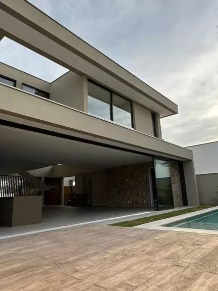 Sobrado à Venda com 4 suítes sendo 1 master e piscina, 421m² em Votorantim/SP no Condomínio Alphaville Nova Esplanada