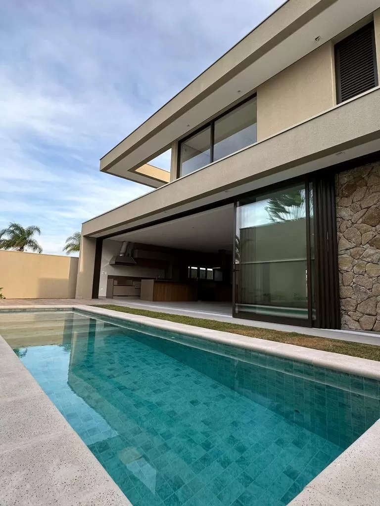 Sobrado à Venda com 4 suítes sendo 1 master e piscina, 421m² em Votorantim/SP no Condomínio Alphaville Nova Esplanada