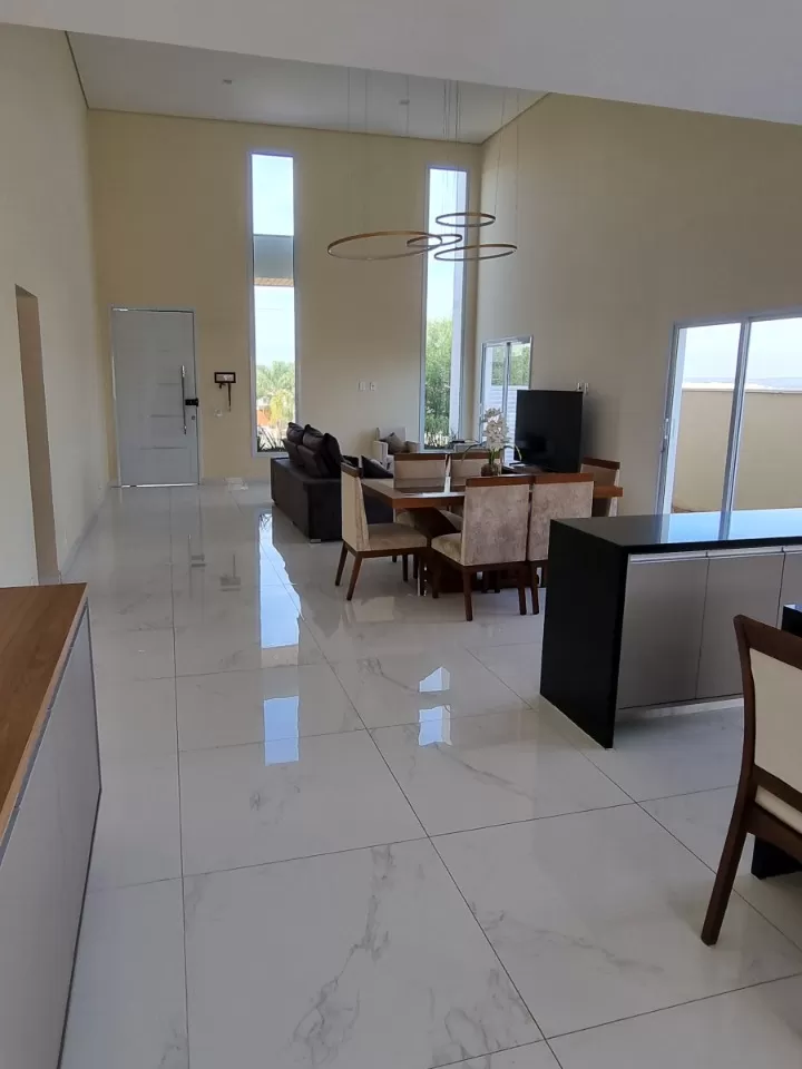 Casa à Venda com 3 suítes sendo 1 master com closet e móveis planejados, 280m² em Votorantim/SP no Condomínio Alphaville Nova Esplanada 