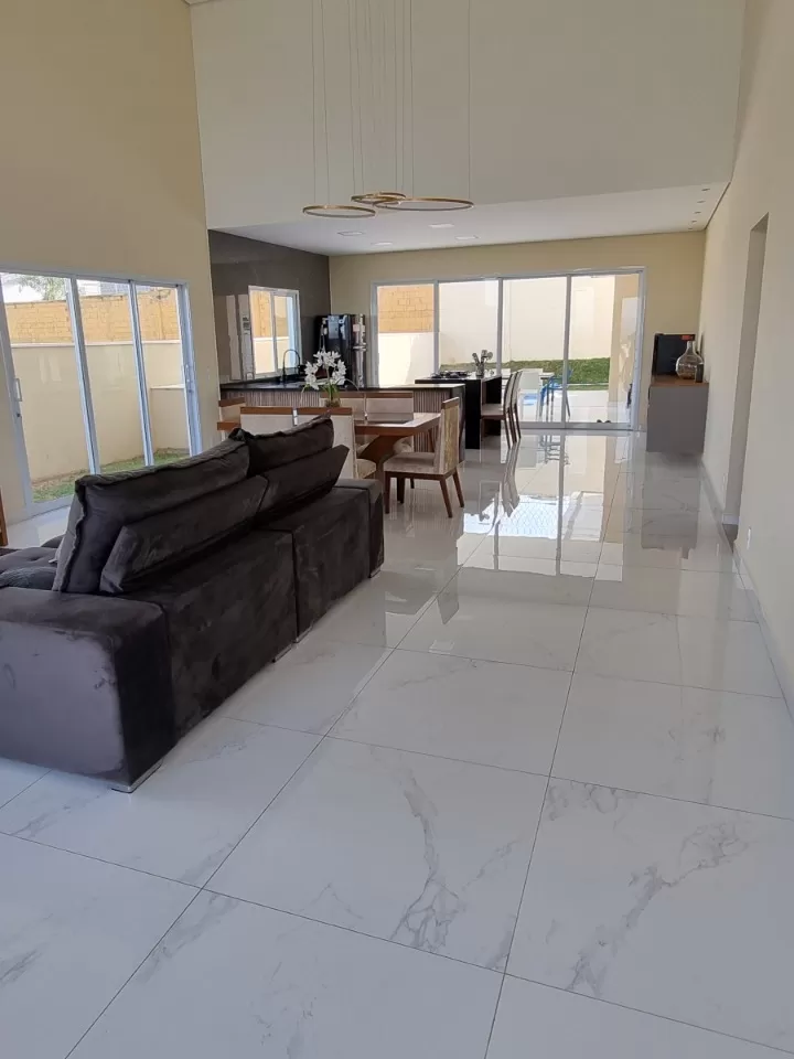 Casa à Venda com 3 suítes sendo 1 master com closet e móveis planejados, 280m² em Votorantim/SP no Condomínio Alphaville Nova Esplanada 