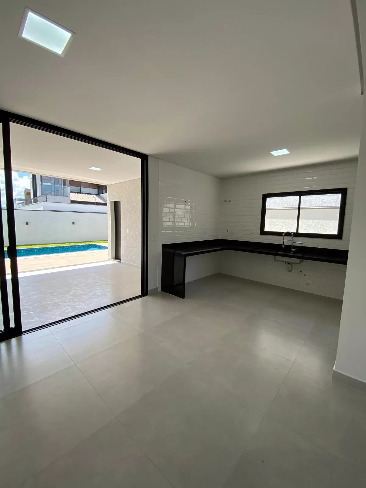 Casa à Venda com 3 suítes, escritório e piscina, 240m² em Votorantim/SP no Condomínio Alphaville Nova Esplanada