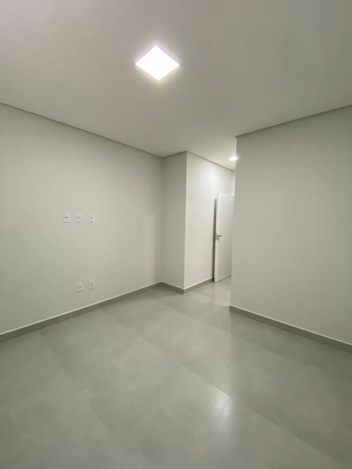 Casa à Venda com 3 suítes, escritório e piscina, 240m² em Votorantim/SP no Condomínio Alphaville Nova Esplanada