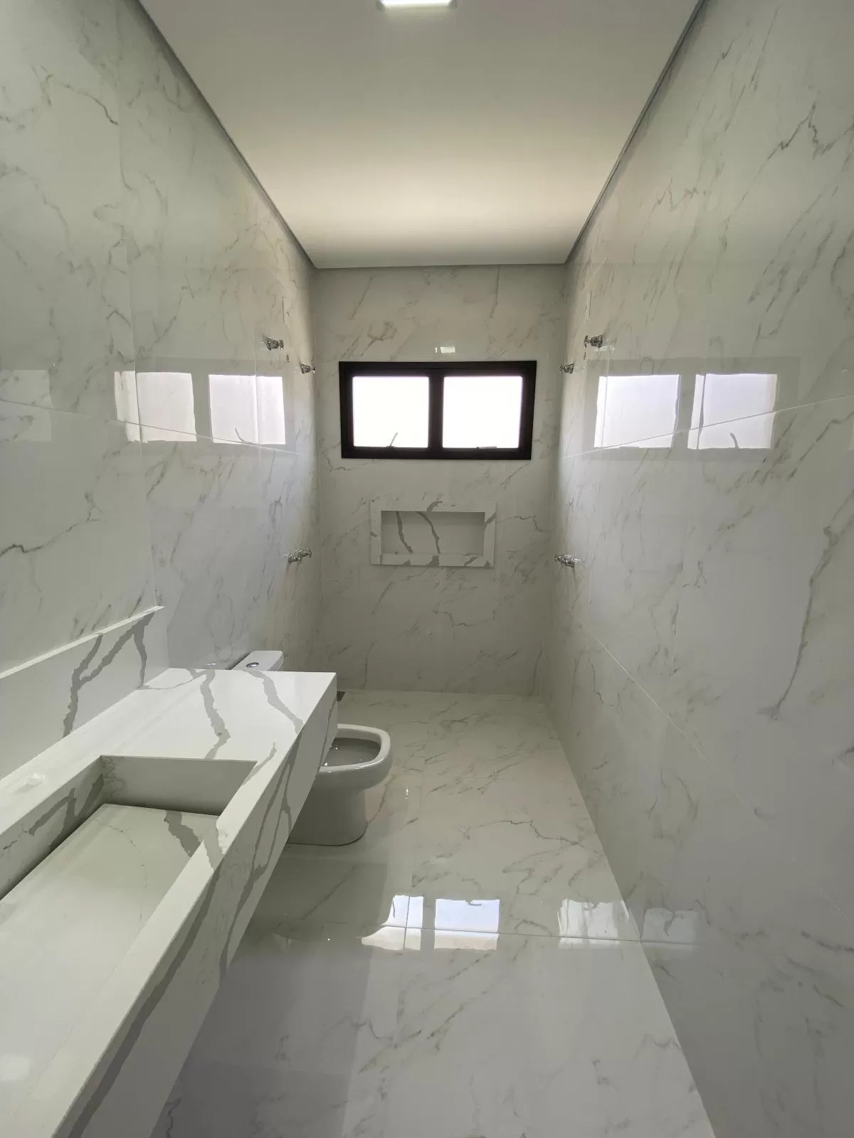 Casa à Venda com 3 suítes, escritório e piscina, 240m² em Votorantim/SP no Condomínio Alphaville Nova Esplanada