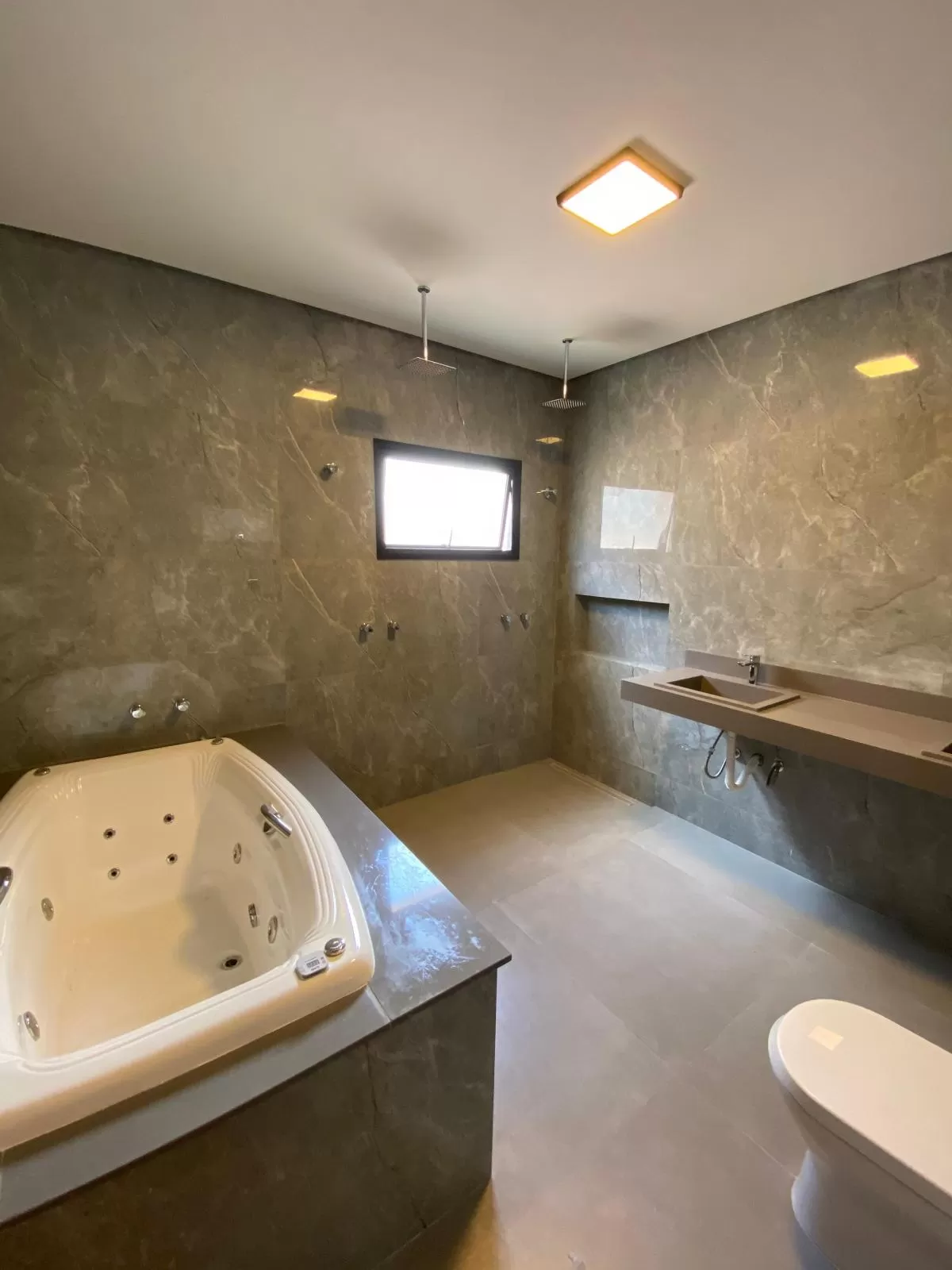 Casa à Venda com 3 suítes sendo 1 master com banheira de hidromassagem e piscina aquecida com hidromassagem, 251m² em Votorantim/SP no Condominio Alphaville Nova Esplanada