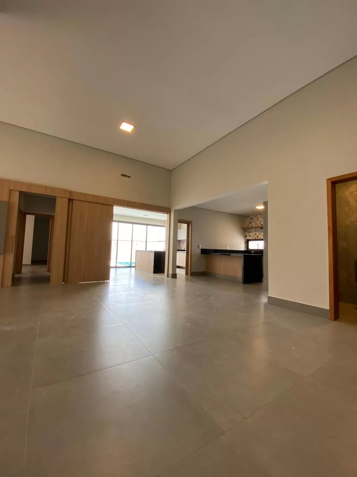 Casa à Venda com 3 suítes sendo 1 master com banheira de hidromassagem e piscina aquecida com hidromassagem, 251m² em Votorantim/SP no Condominio Alphaville Nova Esplanada